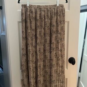 Chic Floral Maxi Skirt in Tan